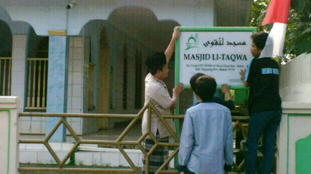 Wujud Peduli Mahasiswa KKN UIN Gelora Terhadap Masjid