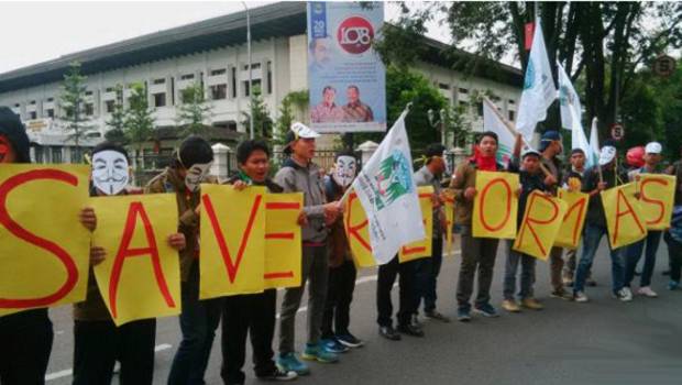 Aksi KAMMI Bentangkan Pamlet Save Reformasi